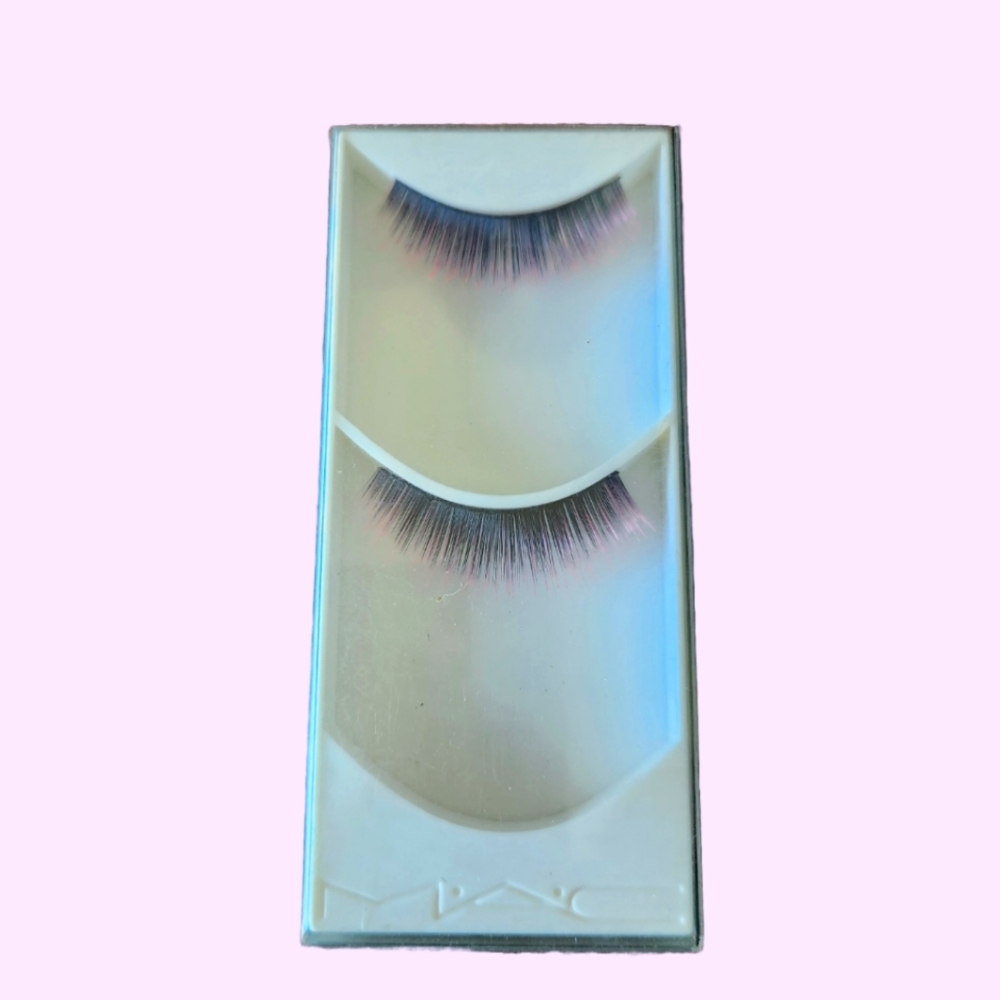 MAC Cosmetics #30 Two-toned black to pink false eyelashes